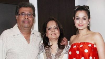 અમીષા પટેલના પિતા ગુજરાતી  અને માતા સિંધી-પંજાબી છે.તેના ભાઈનું નામ અશ્મિત પટેલ છે.અમીષા પટેલ વકીલ અને રાજકારણી બેરિસ્ટર રજની પટેલની પૌત્રી છે.જે મુંબઈના કોંગ્રેસ પ્રદેશ સમિતિના પ્રમુખ હતા. અમીષાનો જન્મ 9 જૂન 1975ના રોજ થયો હતો.