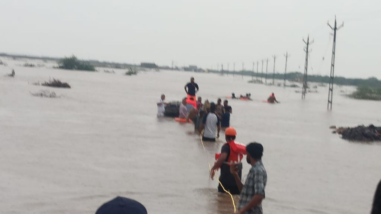 ભારે વરસાદ અને ભયજનક પરિસ્થિતિ વચ્ચે ભારતીય કોસ્ટ ગાર્ડે રેસ્ક્યૂ ઓપરેશન શરૂ કર્યું.