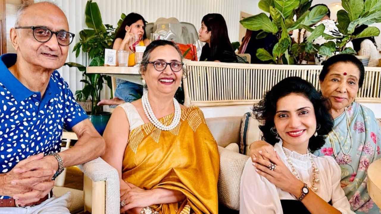 અમૃતાને પ્રીતિકા રાવ નામની એક બહેન પણ છે, જે એક અભિનેત્રી છે. અમૃતાએ તેનું પ્રારંભિક શિક્ષણ મુંબઈના અંધેરીમાં આવેલી કેનોસા ગર્લ્સ સ્કૂલમાંથી કર્યું હતું અને તેણે કોલેજનો અભ્યાસ મુંબઈની સોફિયા કોલેજમાંથી કર્યો હતો. તે અહીંથી મનોવિજ્ઞાનમાં ગ્રેજ્યુએશન કરી રહી હતી પરંતુ તેણે મોડેલિંગ માટે પોતાનો અભ્યાસ છોડી દીધો હતો. 