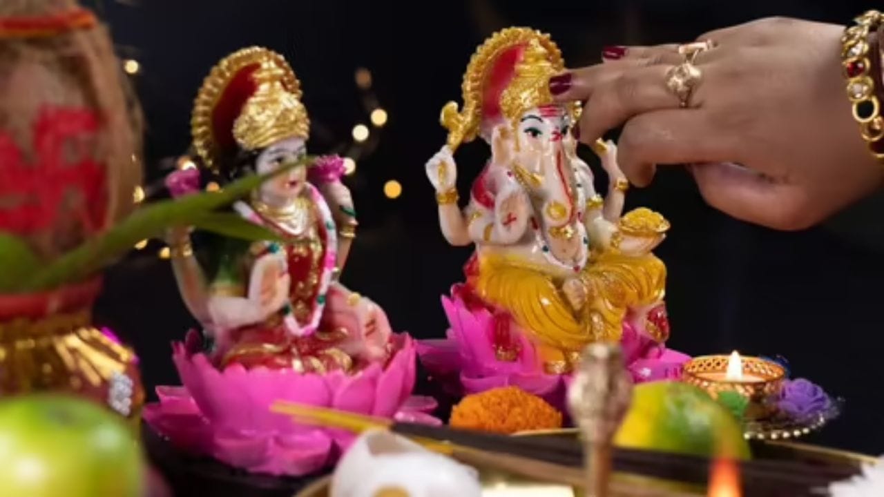 અનામિકા આંગળી (રિંગ ફિંગર) : આ આંગળી નાની આંગળી અને મધ્ય આંગળી વચ્ચે છે, જેને સામાન્ય ભાષામાં અનામિકા આંગળી પણ કહેવામાં આવે છે. તે હાથની ત્રીજી આંગળી છે. ભગવાન, ગુરુ અથવા અન્ય કોઈપણ વ્યક્તિના કલ્યાણ માટે આ આંગળીથી તિલક લગાવવું જોઈએ. તે માનસિક શક્તિને મજબૂત બનાવે છે. કારણ કે આ આંગળીનો સીધો સંબંધ સૂર્ય સાથે છે. આ આંગળીથી તિલક લગાવવાથી આજ્ઞા ચક્ર જાગૃત થાય છે.