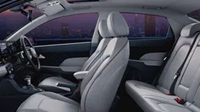 દ્વિચક્રી સ્કુટર-બાઈક, ઓટો રિક્ષા, કાર, મોટરબસ વગેરેના ટ્રાફિકથી ભારતના દરેક નાના મોટા શહેરોના રાજમાર્ગો ભરેલા જોવા મળે છે. આથી નવુ વાહન ખરીદવા ઈચ્છનાર થોડી મોંઘી પરંતુ ચલાવવામાં રાહત આપતી ઓટોમેટિક ટ્રાન્સમિશનવાળી કાર ખરીદવા માંગે છે. જેના કારણે ઓટોમેટિક કારની માંગ ઝડપથી વધી રહી છે, કારણ કે તે ડ્રાઇવિંગને સરળ અને આરામદાયક બનાવે છે. પરંતુ શું તમે જાણો છો કે બધા ઓટોમેટિક ટ્રાન્સમિશન સમાન નથી હોતા ? બજારમાં AMT, CVT, DCT અને iMT જેવા ઘણા વિકલ્પો ઉપલબ્ધ છે, જેમાંથી દરેકના પોતાના ફાયદા અને ગેરફાયદા છે. તમે તમારી જરૂરીયાત અનુસાર ઓટોમેટિક ટ્રાન્સમિશન સમજો પછી તમારી પંસદગીનું વાહન ખરીદો. 