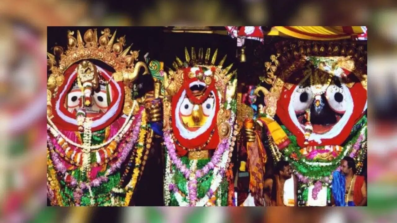 રાજાએ વિશ્વકર્માની શરત સ્વીકારી અને મૂર્તિ પર કામ શરૂ કર્યું. જો કે, રાજાને હંમેશા મૂર્તિ બનતી જોવાની ઇચ્છા રહેતી હતી. આવી સ્થિતિમાં, રાજા દરવાજાની બીજી બાજુ ઊભા રહેતા અને મૂર્તિ બનતી હોવાનો અવાજ સાંભળતા. એક દિવસ જ્યારે રાજાને અંદરથી કોઈ અવાજ ન સંભળાયો ત્યારે તેમણે વિચાર્યું કે, મૂર્તિ પર કામ પૂર્ણ થઈ ગયું છે અથવા વિશ્વકર્માએ કામ છોડી દીધું છે.