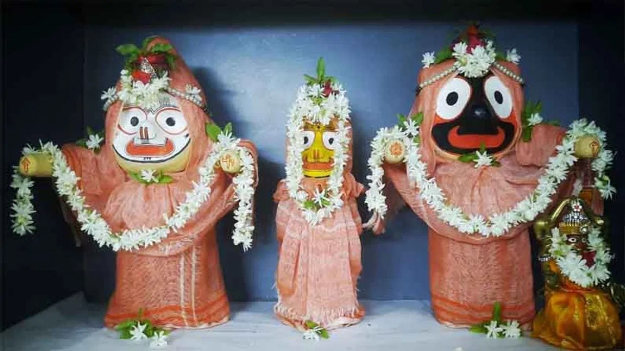 હિન્દુ ધર્મની પૌરાણિક કથાઓ અનુસાર, રાજા ઇન્દ્રદ્યુમ્ન ભગવાન જગન્નાથનું મંદિર બનાવી રહ્યા હતા. રાજા ઇન્દ્રદ્યુમ્ને ભગવાન જગન્નાથની મૂર્તિ બનાવવાનું કામ મેઘધનુષ્યના દેવતા વિશ્વકર્માને સોંપ્યું હતું પરંતુ વિશ્વકર્માએ રાજા સમક્ષ એક શરત મૂકી કે, જ્યાં સુધી તેઓ મૂર્તિઓ નહીં બનાવે ત્યાં સુધી કોઈ આ રૂમમાં પ્રવેશ કરશે નહીં અને જો કોઈ મૂર્તિ બનાવતી વખતે રૂમમાં પ્રવેશ કરશે, તો તે મૂર્તિને અધૂરી છોડીને ચાલ્યો જશે.