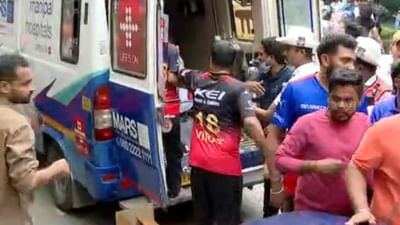 RCB IPL Victory Stampede: બેંગલુરુ ભાગદોડમાં 10 લોકોના મોત, હોસ્પિટલની બહાર પરિવારજનોનું પ્રદર્શન, જુઓ Video