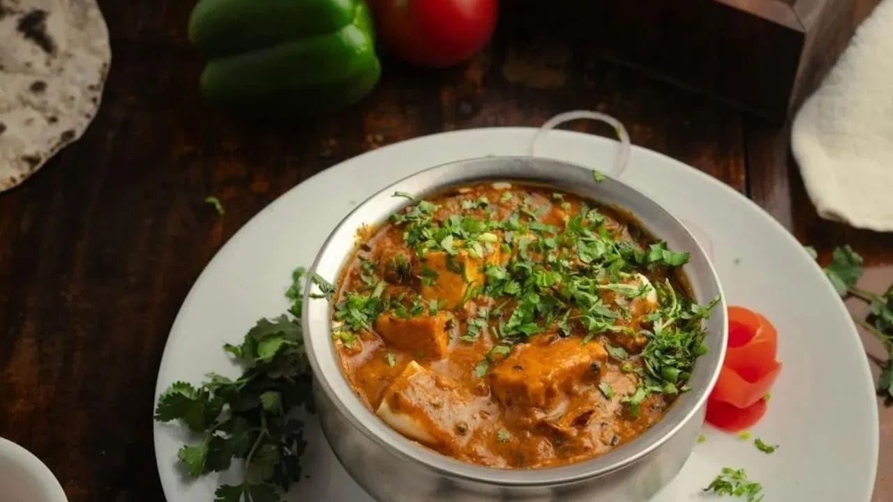 ઉનાળામાં મસાલેદાર કે મસાલેદાર ખોરાક ટાળવો જોઈએ. કારણ કે તેમાં વધારાનું તેલ હોય છે, જેના કારણે વ્યક્તિને વારંવાર તરસ લાગે છે અને મસાલેદાર વસ્તુઓમાં કેપ્સેસિન પણ હોય છે જે તમારા સ્વાસ્થ્ય માટે હાનિકારક હોઈ શકે છે. આનાથી તમને ડિહાઇડ્રેશનની સમસ્યા થઈ શકે છે. (Credit: Pexels)