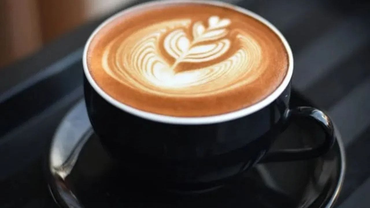 મોટાભાગના લોકો કોફીના શોખીન હોય છે કારણ કે તે થાક અને સુસ્તી દૂર કરવામાં મદદ કરે છે. પરંતુ તેનું વધુ પડતું સેવન કરવાથી તમારા શરીરમાં પાણીની ઉણપ થઈ શકે છે અને શરીરનું તાપમાન પણ વધી શકે છે, જેના કારણે અપચોની સમસ્યા થઈ શકે છે. (Credit: Pexels)