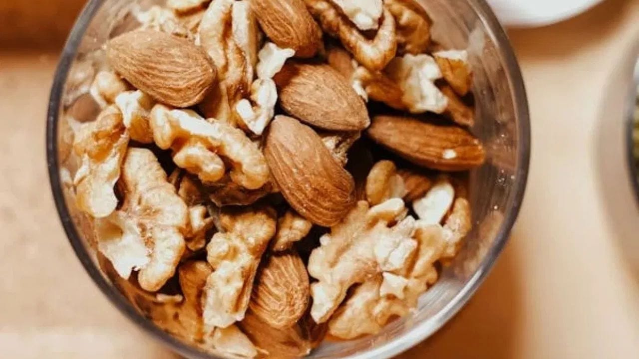 જોકે સૂકા ફળો આપણા સ્વાસ્થ્ય માટે ખૂબ ફાયદાકારક છે, પરંતુ ઉનાળામાં તેને ખાવાનું ટાળવું જોઈએ. તેનો સ્વભાવ પણ ગરમ હોય છે, જેના કારણે શરીરનું તાપમાન વધી શકે છે અને શરીરમાં પાણીની ઉણપ થઈ શકે છે. (Credit: Pexels)