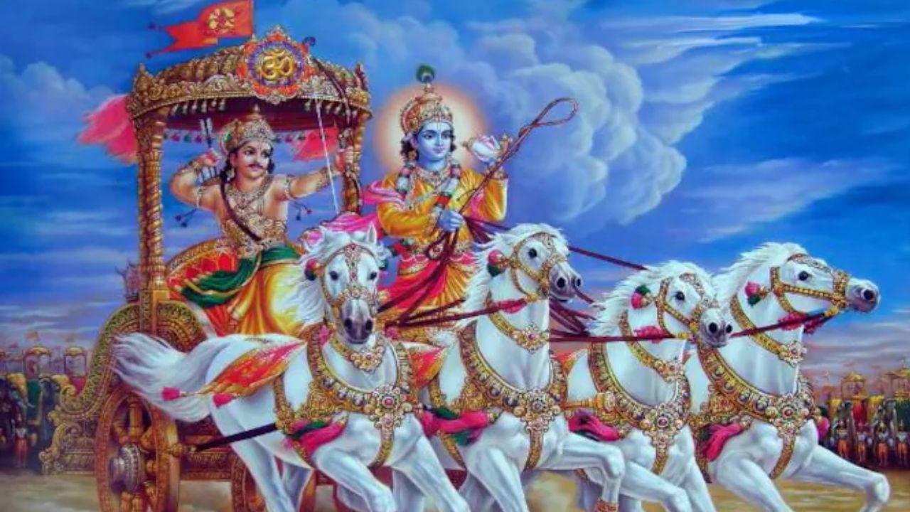 બીજાના આસનનો ઉપયોગ ન કરો - ગીતાનો પાઠ શરૂ કરતા પહેલા ભગવાન ગણેશ અને શ્રી કૃષ્ણનું સ્મરણ કરો. જે આસન પર તમે દરરોજ પાઠ કરો છો તે જ આસનનો ઉપયોગ કરો. બીજાના આસનનો ઉપયોગ ન કરો.