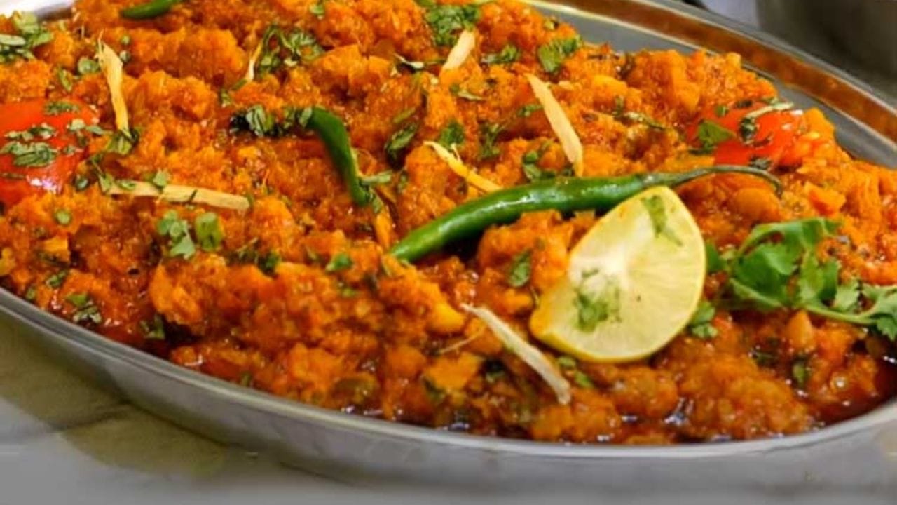 દૂધીનો ઓળો બનાવવા માટે સૌથી પહેલા દૂધીને સ્વચ્છ પાણીથી ધોઈ લો. ત્યાર બાદ તેના પર તેલ લગાવી દો. ત્યારબાંદ કાંટા ચમચીથી દૂધી પર કાણા પાડી લો.