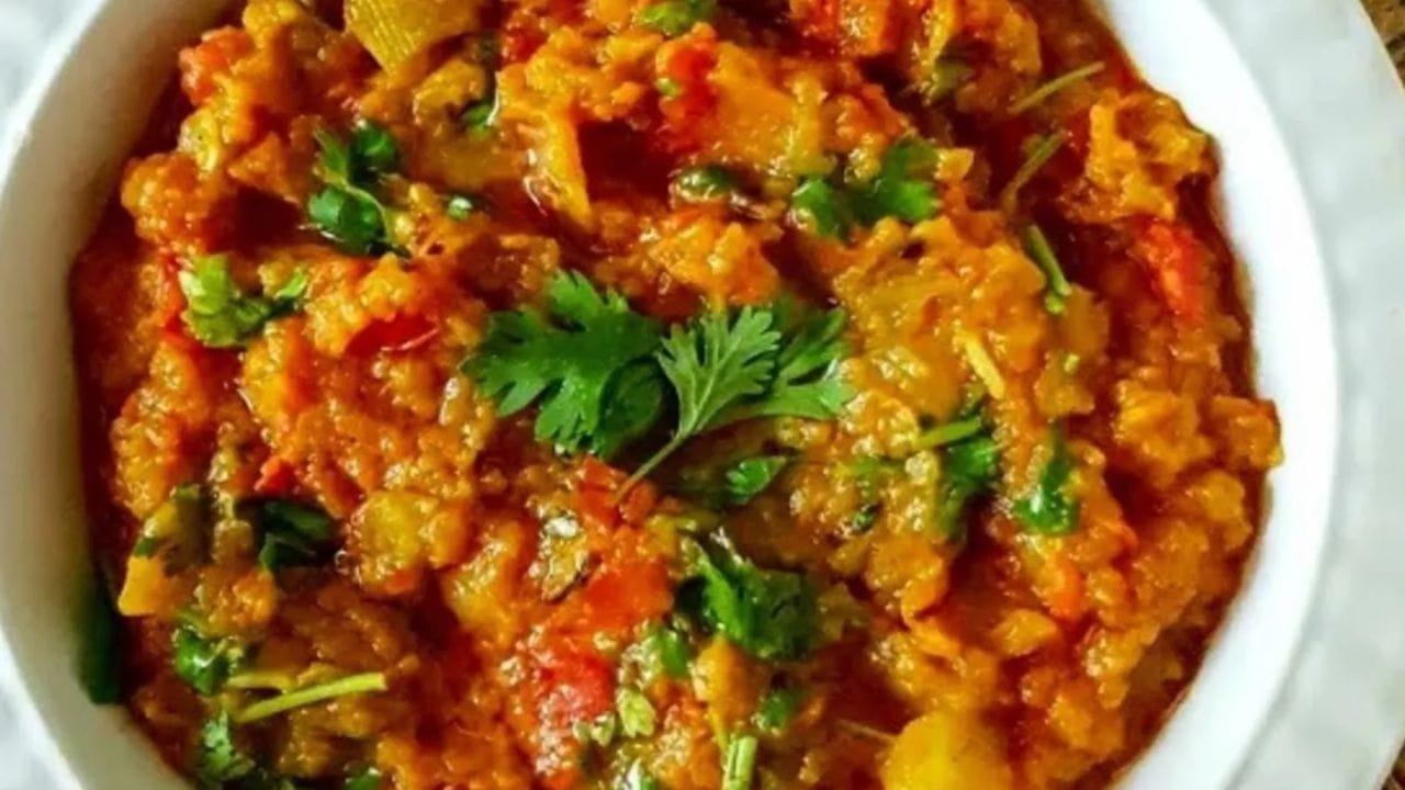 હવે દૂધીને ગેસ પર બરાબર શેકી લો. જ્યાં સુધી દૂધીની છાલ કાળી ન થઈ જાય ત્યાં સુધી બરાબર શેકી ઠંડુ થવા મુકો. ત્યારબાદ દૂધી પરની કાળી છાલને ઉતારી લો.