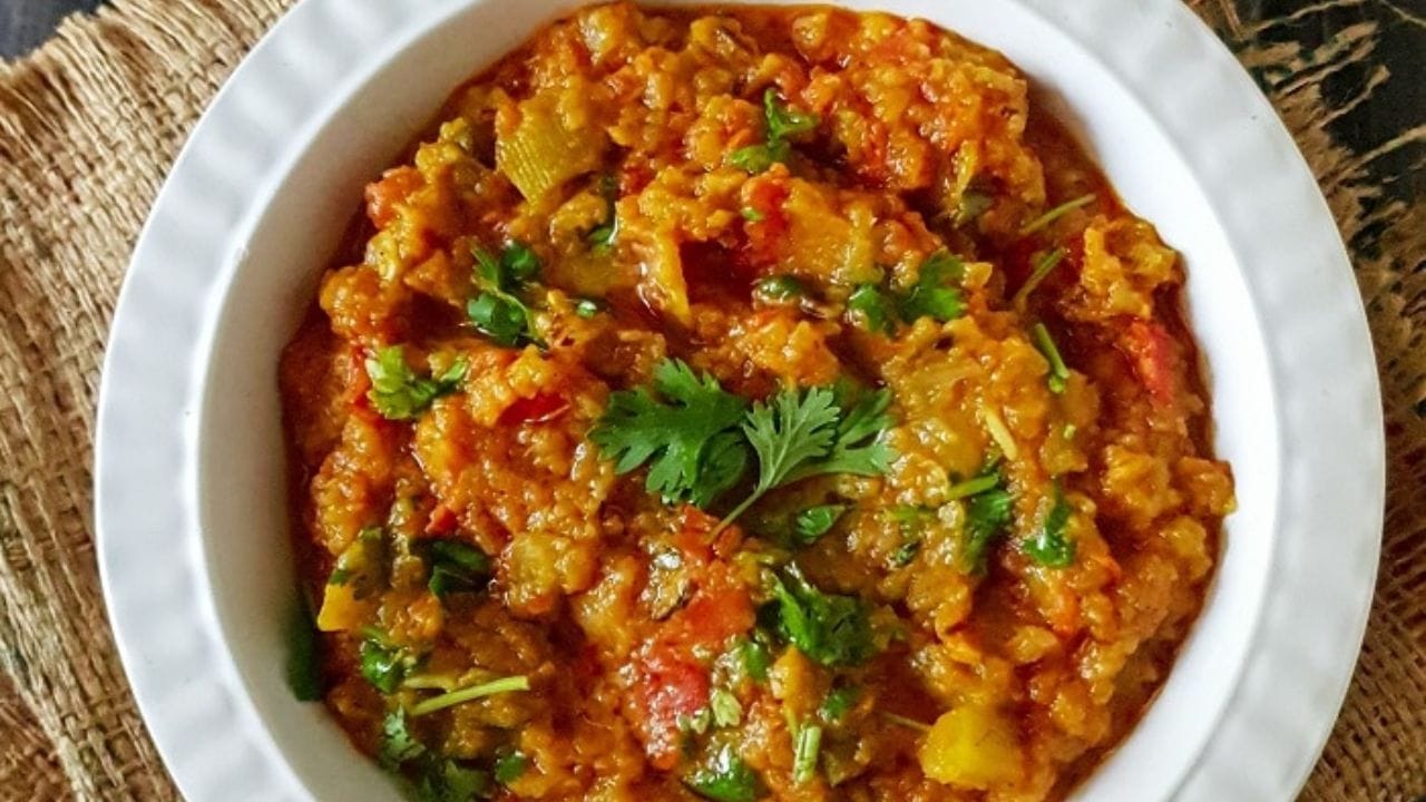 તેમાં લીલા મરચા, ટામેટાની પેસ્ટ ઉમેરી સાંતળી લો. ત્યારબાદ તેમાં ડુંગળીની પ્યુરી ઉમેરી બરાબર સાંતળી લો. હવે તેમાં તમામ મસાલા અને સ્વાદ અનુસાર મીઠું ઉમેરી ગ્રેવીમાંથી તેલ છુટુ પડે ત્યાં સુધી થવા દો.