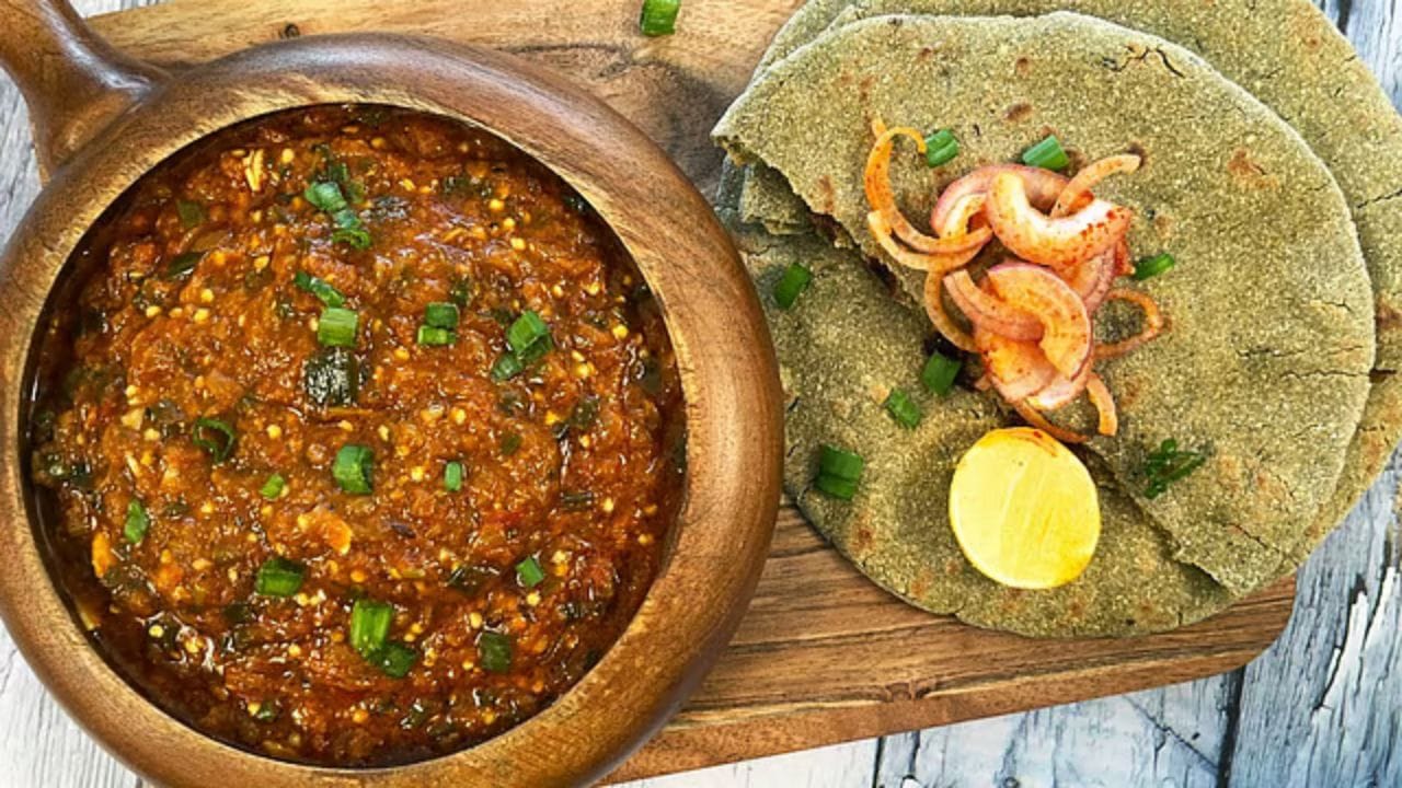 હવે ગ્રેવીમાં મેશ કરેલી દૂધી ઉમેરો. ત્યારબાદ તેમાં ગરમ મસાલો ઉમેરી મિક્સ કરો. ત્યારબાદ તેને કોથમીરથી ગાર્નિસ કરી પીરસી શકો છો.