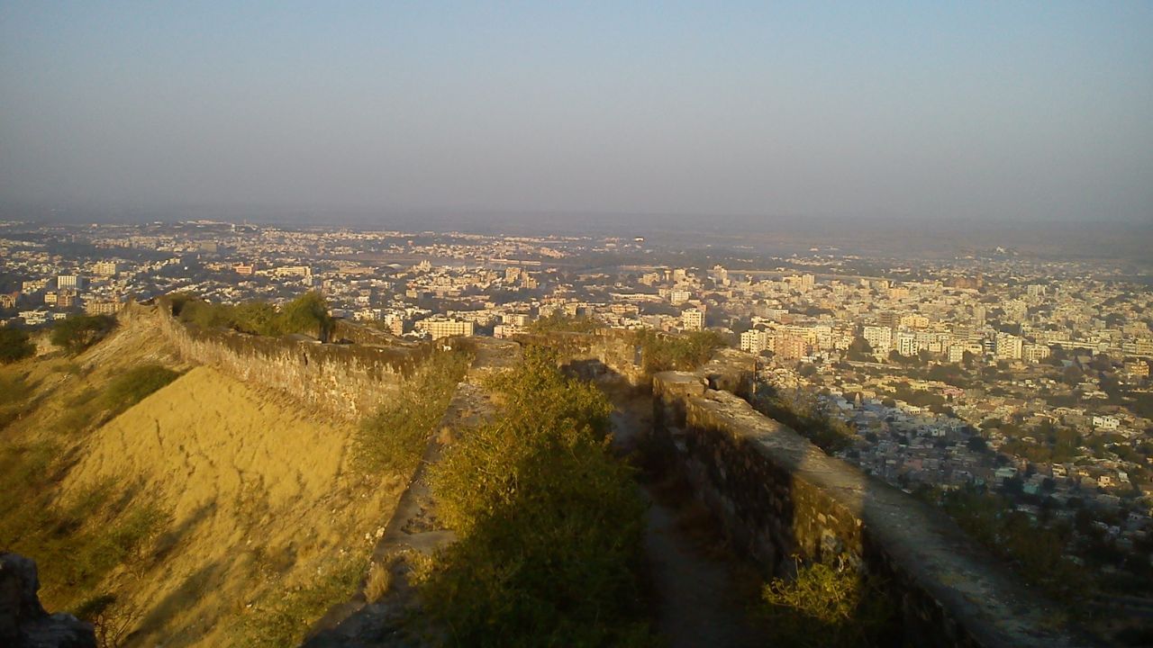 કિલ્લાના એક ખૂણામાં આવેલો નાનો ચોરસ આકારનો મિનારો ભુજંગ નાગને અર્પણ કરાયેલો છે. લોકમાન્યતાઓ અનુસાર, ભુજંગ નાગ પાતાળના દેવતા શેષનાગના ભાઈ તરીકે ઓળખાય છે. કહેવાય છે કે તેઓ કાઠિયાવાડના થાન વિસ્તારમાંથી આવ્યા હતા અને કચ્છ પ્રદેશને દૈત્યો તથા રાક્ષસોના આતંકથી મુક્તિ અપાવી હતી. (Credits: - Wikipedia)