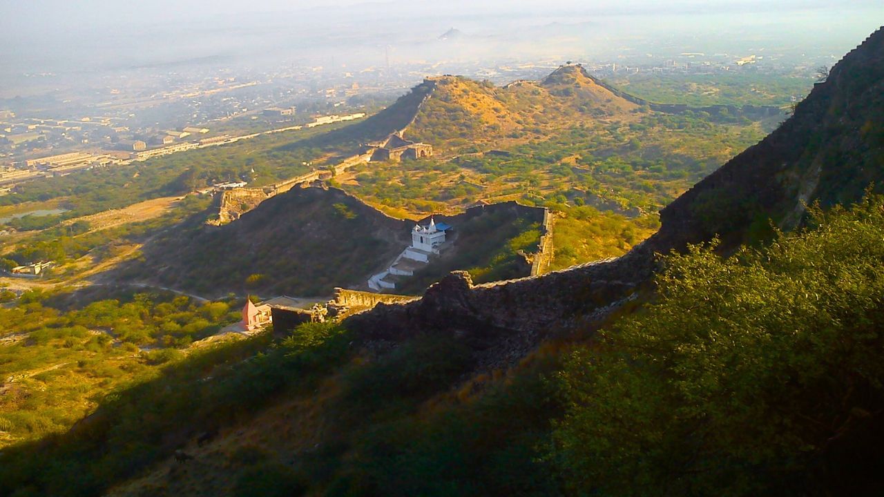 ભુજંગ નાગનું મંદિર ભુજિયા કિલ્લાની સાથે રાજા દેશલજી પ્રથમના શાસન દરમિયાન (ઇ.સ. 1718થી 1740) નિર્માણ પામ્યું હતું. નાગા બાવાઓની સહાયથી એક મહત્વપૂર્ણ યુદ્ધમાં વિજય મળ્યા બાદ, રાજા દેશલજીએ ઇ.સ. 1723માં ત્યાં એક વિશિષ્ટ છત્રી (સ્મારકગૃહ) બાંધાવવાનું આયોજિત કર્યું હતું. આ પ્રસંગના સ્મરણમાં દર વર્ષે નાગ પંચમીએ અહીં મેળો યોજાય છે, જે ભૂમિ પર ભુજંગ નાગના મહાત્મ્યને ઉજાગર કરે છે. (Credits: - Wikipedia)