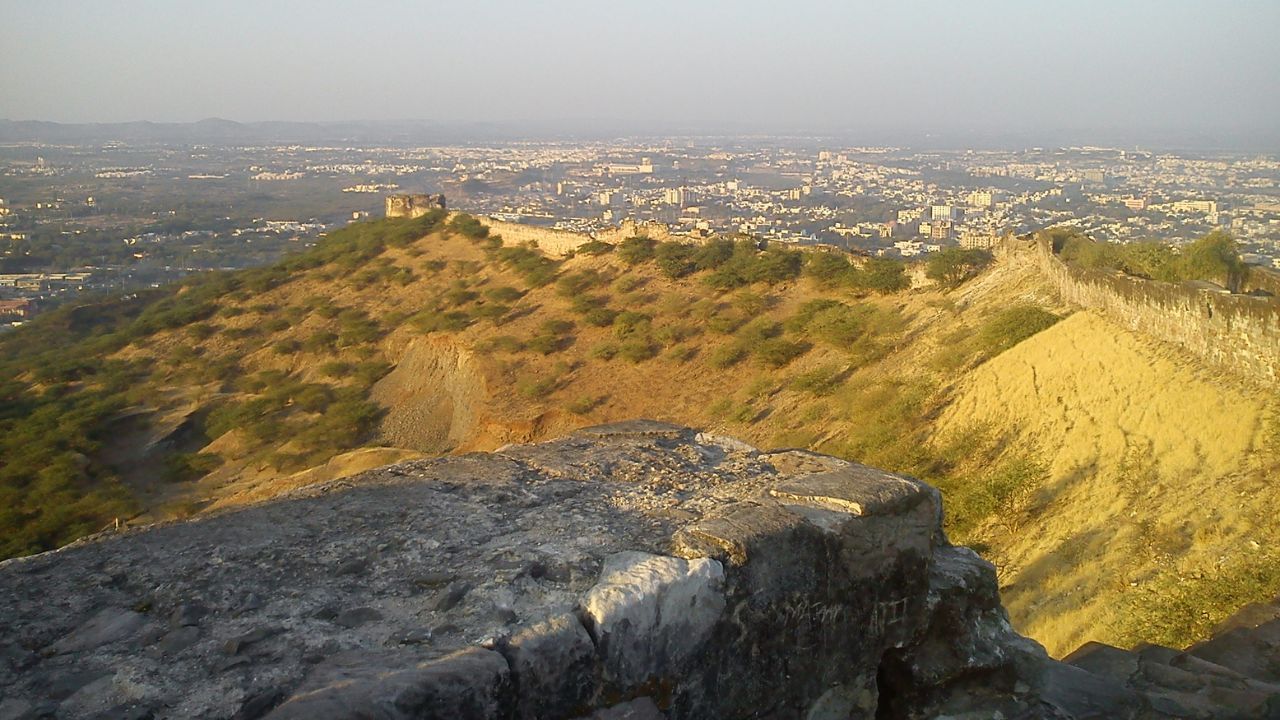 આજના સમયમાં ભુજિયા ડુંગર ભુજ નગર માટે માત્ર ઐતિહાસિક નહીં પરંતુ પર્યટન માટે પણ લોકપ્રિય સ્થળ બની ગયું છે. અહીંથી ભુજ શહેરનું ખૂબ જ સુંદર દૃશ્ય દેખાય છે અને રોજ હજારો લોકો સવાર-સાંજ દર્શન માટે અહીં આવે છે. ( આ માહિતી વિવિધ ઐતિહાસિક તથ્યો અને સંશોધનો પર આધારિત છે. વિગતવાર માહિતી માટે, ઇતિહાસના પ્રમાણભૂત ગ્રંથો અને સંશોધનોનો અભ્યાસ કરવો ઉચિત રહેશે.) (Credits: - Wikipedia)