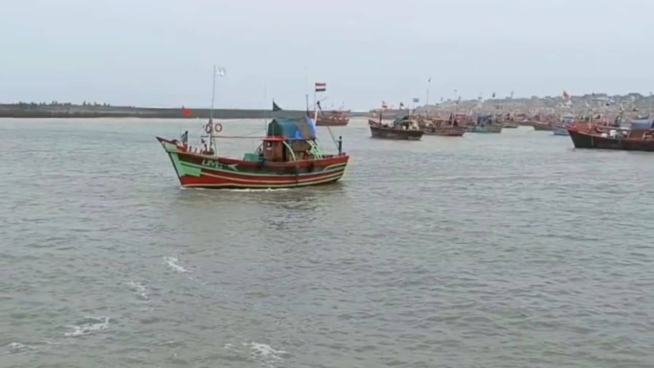 Breaking News : માછીમારી માટે ગયેલા 5 માછીમારો પોરબંદરના દરિયામાં ગુમ થયાના સમાચારે મચાવી દોડધામ, જુઓ Video