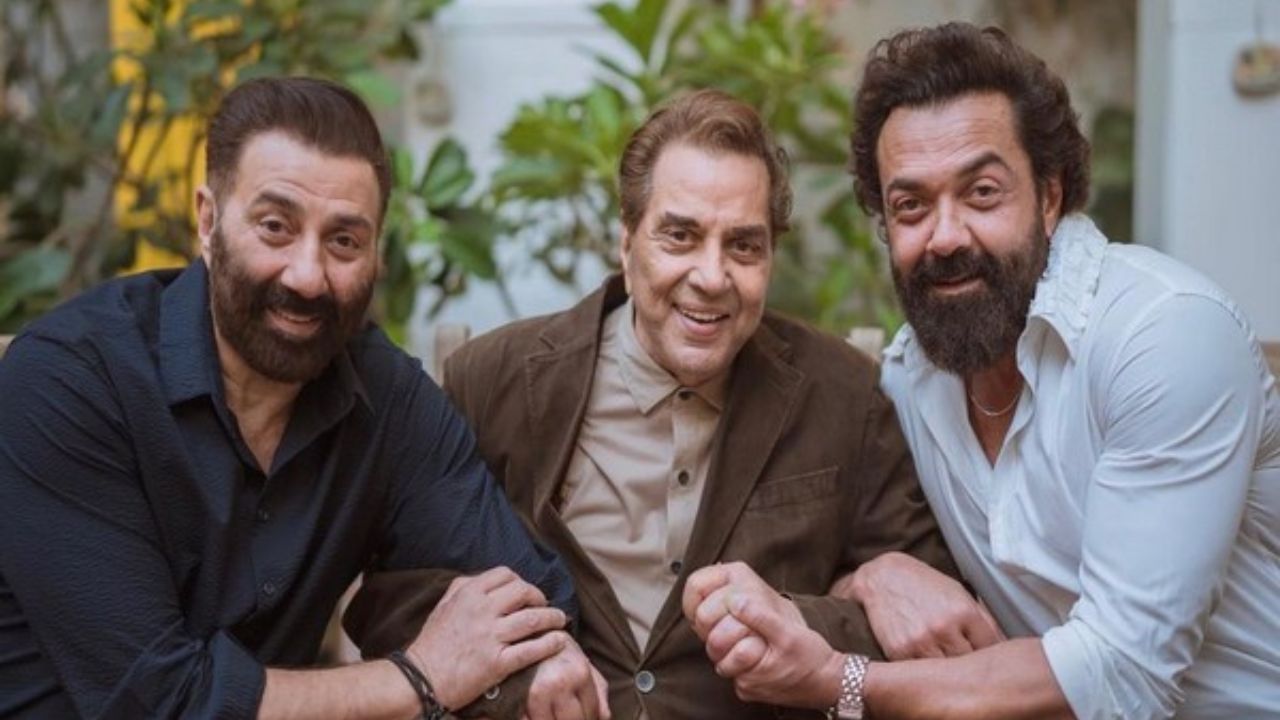 સની દેઓલ અનેક વખત તેના પિતા ધર્મેન્દ્ર સાથે જોવા મળે છે. તેઓ 'અપને', 'યમલા પગલા દીવાના' અને 'સિંહ સાહબ ધ ગ્રેટ' માં સાથે જોવા મળ્યા હતા.