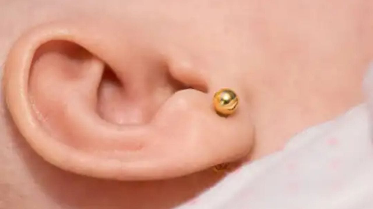 પ્રાચીન સમયમાં જ્યારે બાળકનો જન્મ થતો હતો, ત્યારે થોડા મહિનાઓ કે વર્ષોમાં તેના કાન વીંધવાની વિધિ થતી હતી. આ વિધિ તેના શરીર, મન અને આત્માને સંતુલિત કરવા માટે કરવામાં આવતી હતી. તે સમયે છોકરાઓના કાન વીંધવા એ ખૂબ જ સામાન્ય બાબત હતી. ઋષિઓ-મુનીઓ, યોદ્ધાઓ, રાજાઓ - દરેકના કાનમાં કુંડળ અથવા બાલી જોવા મળે છે.
