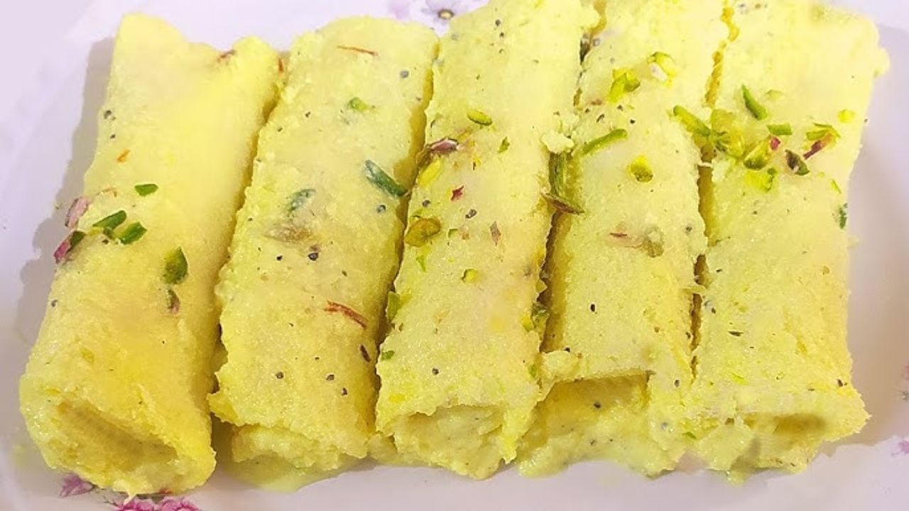 આ પછી ગરમ તેલમાં એક પછી એક બ્રેડ માવા રોલ ઉમેરો અને મધ્યમ તાપ પર ગોલ્ડન બ્રાઉન થાય ત્યાં સુધી તળો. તેમને બધી બાજુ સરખી રીતે શેકવા માટે સમયાંતરે ફેરવતા રહો.