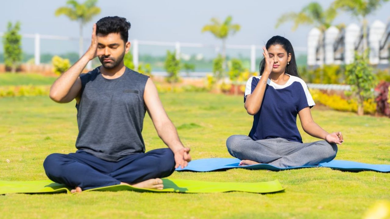 સ્ટ્રેસને કરે ઓછો: આજકાલ મોટાભાગના લોકો કોઈને કોઈ કારણસર તણાવમાં રહે છે. આવી સ્થિતિમાં પ્રાણાયામ કરીને સ્ટ્રેસ ઓછો કરી શકાય છે. કારણ કે આમાં વ્યક્તિએ શ્વાસ લેવા પર ધ્યાન કેન્દ્રિત કરવું પડે છે. જેનાથી મન શાંત થાય છે. આ રીતે દરરોજ થોડી મિનિટો કરવાથી તણાવ ઓછો કરવામાં મદદ મળી શકે છે.