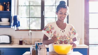 આ વ્યવસાય શરૂ કરવા માટે કોઈ ખાસ જગ્યા કે મોંઘા સાધનોની જરૂર નથી. શરૂઆતમાં તમે તમારા ઘરેથી જ આ કામ શરૂ કરી શકો છો. સાધનોમાં મુખ્યત્વે એક માપ લેવા માટેની વાટકી, મિક્સિંગ બાઉલ, મોલ્ડ્સ, પ્લાસ્ટિકના ડબ્બા અને સુરક્ષા જાળવવા માટે હેન્ડ ગ્લોવ્સ, ચશ્માં જેવી વસ્તુની જરૂર પડશે. 