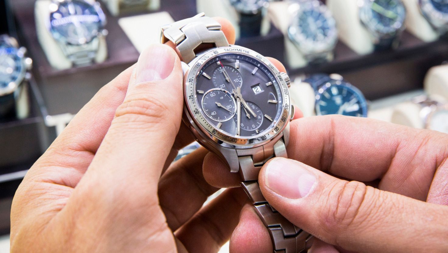 માર્કેટિંગ માટે દુકાનની બહાર આકર્ષક બોર્ડ લગાવો, combo offers (જેમ કે ઘડિયાળ + વોલેટ) અને તહેવાર વખતે ગિફ્ટ પેકિંગ સ્કીમથી ગ્રાહકોને આકર્ષો. Instagram અને Facebook પર reel તેમજ ફોટા પોસ્ટ કરો. સોશિયલ મીડિયા પ્લેટફોર્મ્સ થકી ગ્રાહકોનો બેઝ વધારો. 