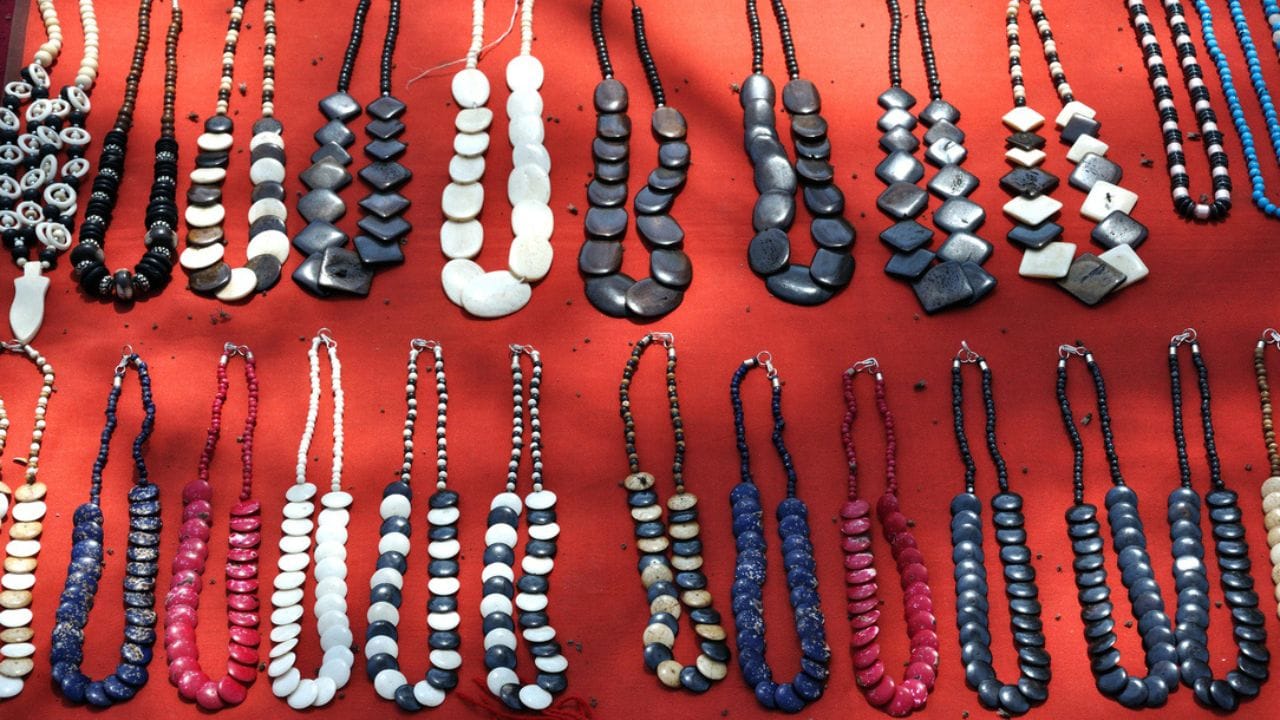 આર્ટિફિશિયલ જ્વેલરી બિઝનેસ એ ઓછા રોકાણમાં શરૂ કરી શકાય એવો લાભદાયી બિઝનેસ છે. ખાસ કરીને મહિલાઓ કે ઘરમાંથી કામ કરવા ઇચ્છતા યુવાનો માટે આ બિઝનેસ આવકનો મજબૂત સ્ત્રોત બની શકે છે.