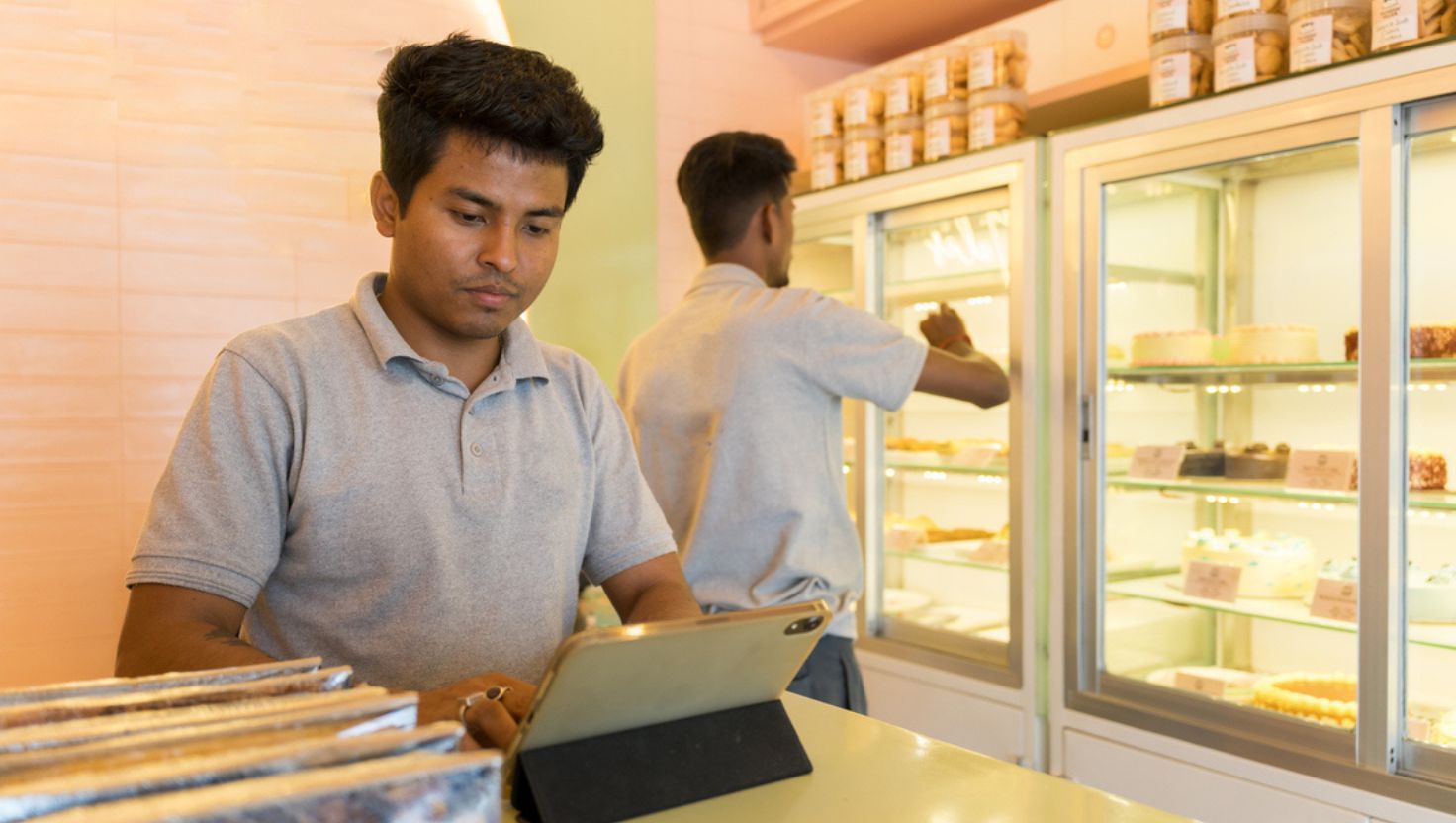 તમે YouTube, Udemy, Skillshare જેવી જગ્યાઓ પરથી bakery products બનાવવાની ટ્રેનિંગ લઈ શકો છો. આ અમુક શહેરોમાં ઓફલાઇન ક્લાસ પણ ઉપલબ્ધ હોય છે.