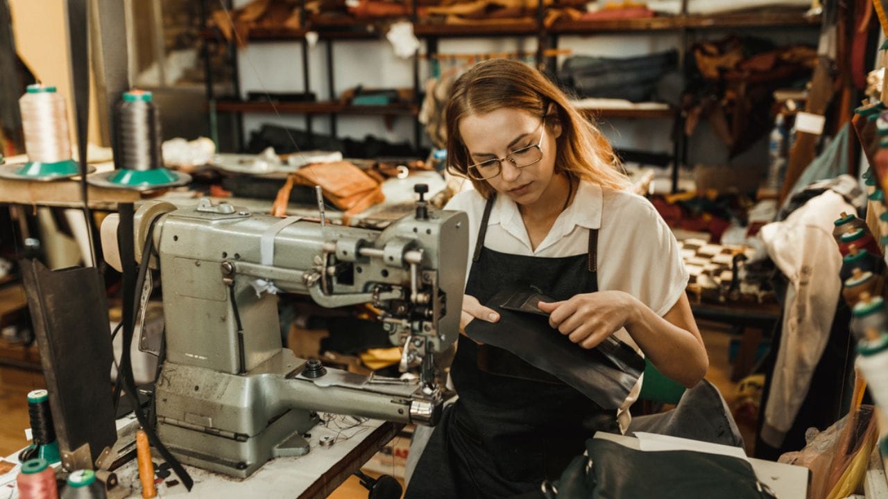 ટેલરિંગ શીખવા માટે તમે ITI, NGO કે મહિલા મંડળના કોર્સમાં જોડાઈ શકો છો. આ ઉપરાંત, YouTube પર પણ ઘણાં વિડીયો ઉપલબ્ધ છે અને Skillshare, Udemy જેવી વેબસાઈટ પર પણ ઓનલાઇન કોર્સ મળી જાય છે. જો શક્ય હોય તો તમારા વિસ્તારના કોઈ અનુભવી ટેલર પાસેથી તમે ટ્રેનિંગ પણ લઈ શકો છો. 