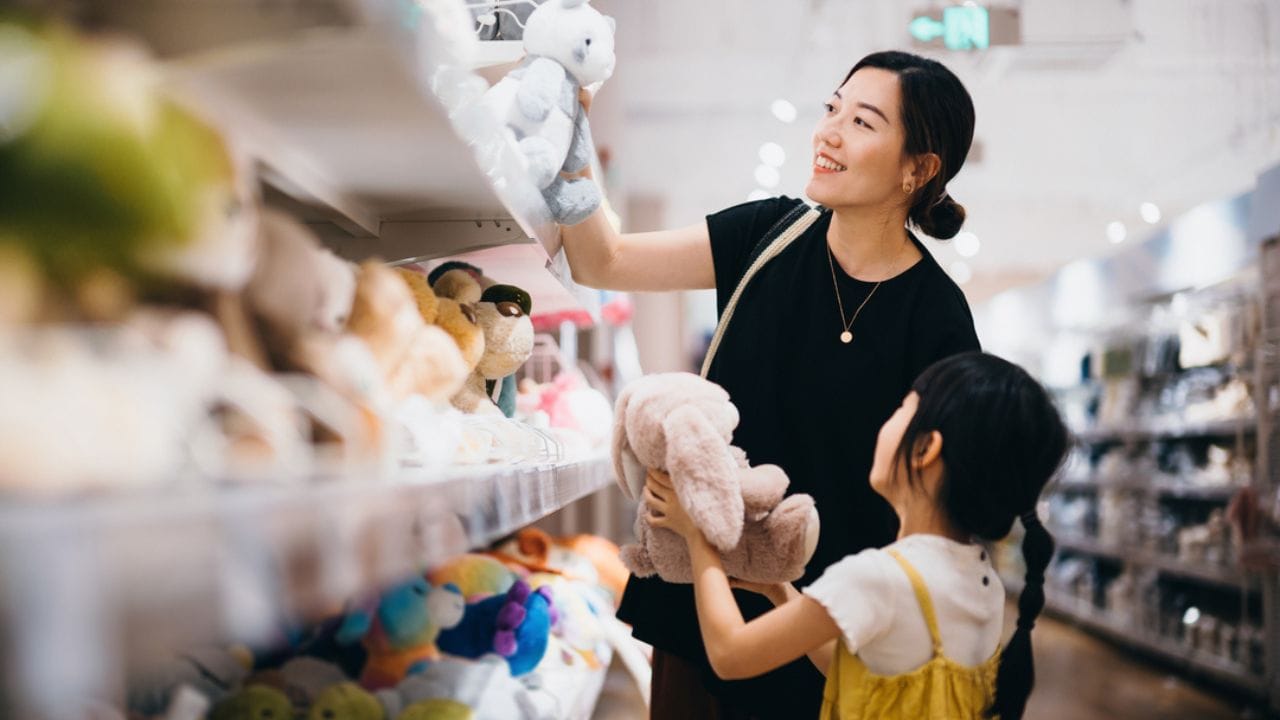 માર્કેટિંગ માટે Instagram, WhatsApp Status, Facebook Page જેવા પ્લેટફોર્મનો ઉપયોગ કરો. દુકાન પર રંગીન લાઈટ્સ, બેનર અને મૂવિંગ રમકડાંનું ડિસ્પ્લે સેટ કરો, જેથી બાળકોનું ધ્યાન આકર્ષાય. દરેક ખરીદી પર સારી ઓફર આપો અને 'Buy 1 Get 1 Free' જેવી સ્કીમ પણ બહાર પાડો. 