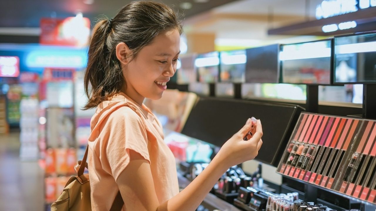 ગ્રાહકોને આકર્ષવા માટે નવી-નવી ઓફર્સ બહાર પાડો, જેવી કે ફ્રી સેમ્પલ આપવા, મેકઅપ ટ્રાયલ કરાવવો કે કોઈ 'Buy 1 Get 1 Scheme' આપો. 