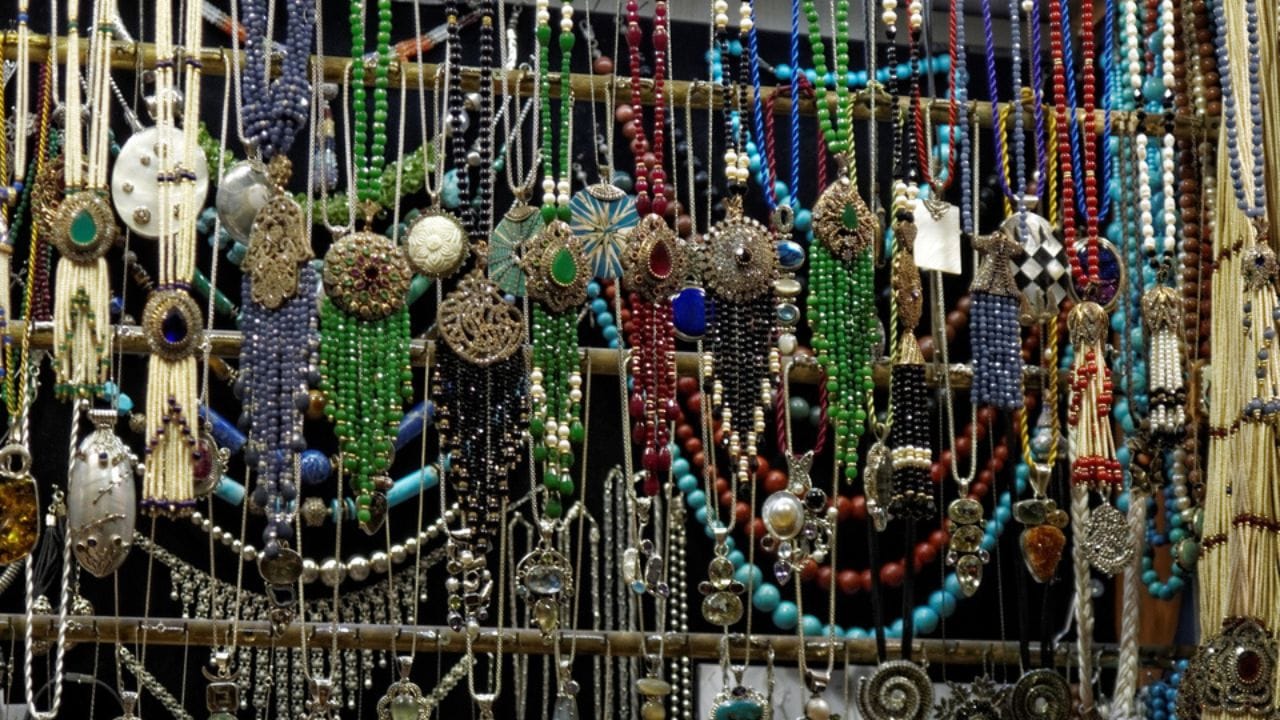 બિઝનેસને વધારવા માટે તેનું માર્કેટિંગ કરવું જરૂરી છે. તમે Instagram, Facebook પેજ, WhatsApp Business એકાઉન્ટ અને Meesho, Amazon, Flipkart જેવા પ્લેટફોર્મથી પણ તમારો માલ ઓનલાઇન વેચી શકો છો. 