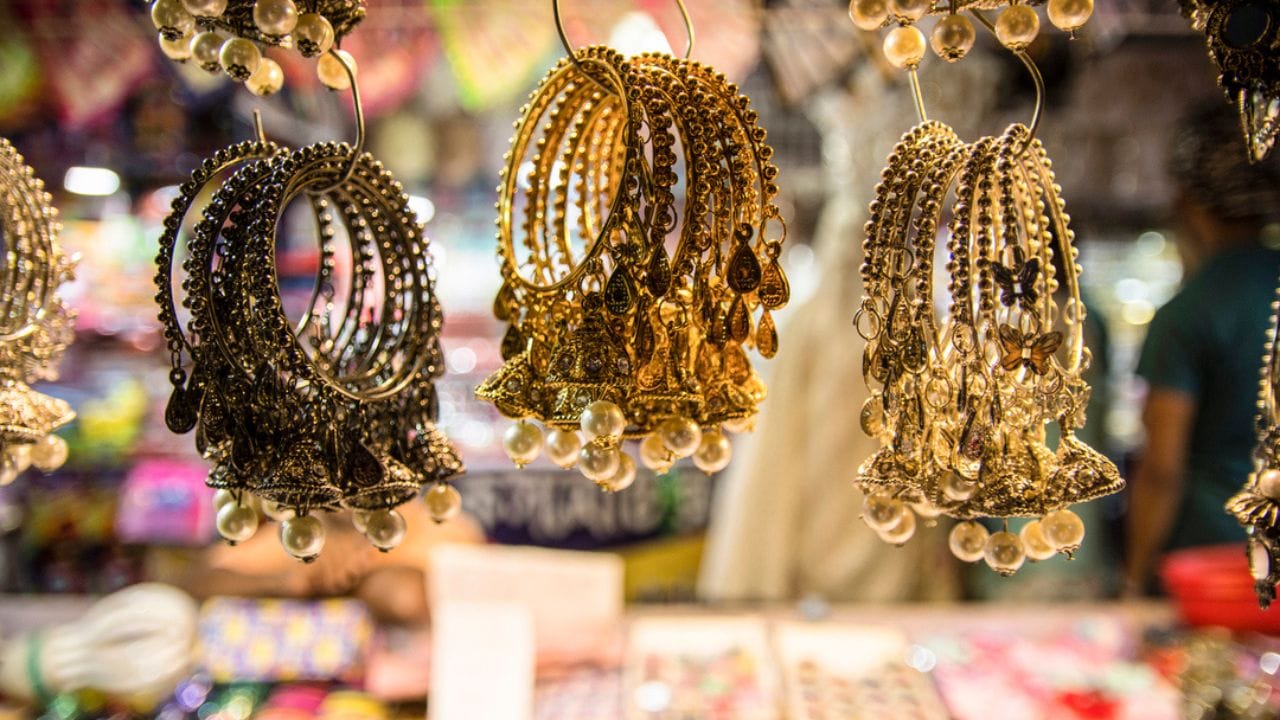 માલ ખરીદવા માટે સુરત, અમદાવાદ, રાજકોટ જેવા શહેરોમાં નાના હોલસેલર્સ ઉપલબ્ધ છે. આ ઉપરાંત  દિલ્હીનું સદર બજાર પણ આ પ્રકારના બિઝનેસ માટે એક પરફેક્ટ સ્થળ છે. 