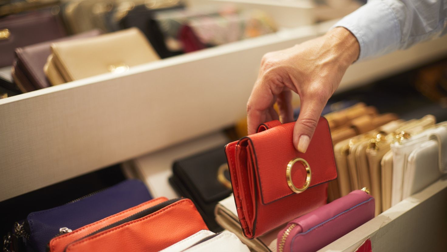 જો તમે સ્ટોક હોલસેલમાં ખરીદવા માંગો છો તો મુંબઈમાં ધારાવી અને બાંદરા, અમદાવાદમાં કાલુપુર માર્કેટ, સુરતના માર્કેટ્સ અને દિલ્હીના સદર બજાર જેવા વિસ્તારોમાંથી સારી ક્વોલિટી અને કિંમતેથી મટિરિયલ મેળવી શકો છો. આ સાથે જ Indiamart અને Udaan App જેવી ઓનલાઇન B2B સાઇટ્સ પરથી પણ હોલસેલ માલ મંગાવી શકો છો.