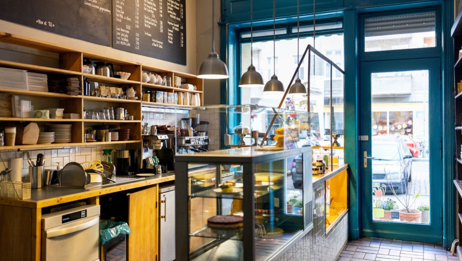 સાધનોની વાત કરીએ તો આ બિઝનેસમાં ઓવન, મિક્સર, બ્રેડ કેકના મોલ્ડ, કાઉન્ટર, ફ્રીઝ અને પેકિંગ સામગ્રી જેવી વસ્તુઓની તમને જરૂર પડશે.