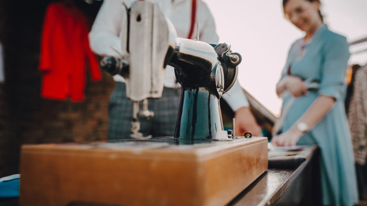 માર્કેટિંગ માટે તમે ઘર પાસે બોર્ડ લગાવી શકો છો. વધુમાં મહિલાઓના ગ્રુપ કે પાર્ટીઓમાં તમારા કાર્ડ વહેંચી શકો છો અને સોશિયલ મીડિયા પર તમારા કામના ફોટા મૂકી શકો છો. તમે પોતાનો બિઝનેસ વધારવા માટે 'માઉથ પબ્લિસિટી' પણ કરી શકો છો. 