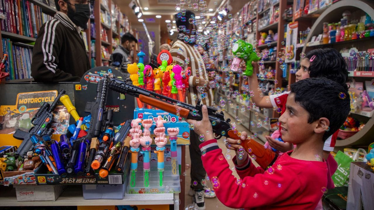 રમકડાના વ્હોલસેલ ખરીદ માટે તમે અમદાવાદ, સુરત, રાજકોટ જેવા શહેરોમાં આવેલ ટોય માર્કેટમાં જઈ શકો છો. તેના સિવાય દિલ્હીનું સદર બજાર અથવા મુંબઈનું ક્રોફર્ડ માર્કેટ પણ વ્હોલસેલ ખરીદી માટે ખ્યાતનામ છે. 