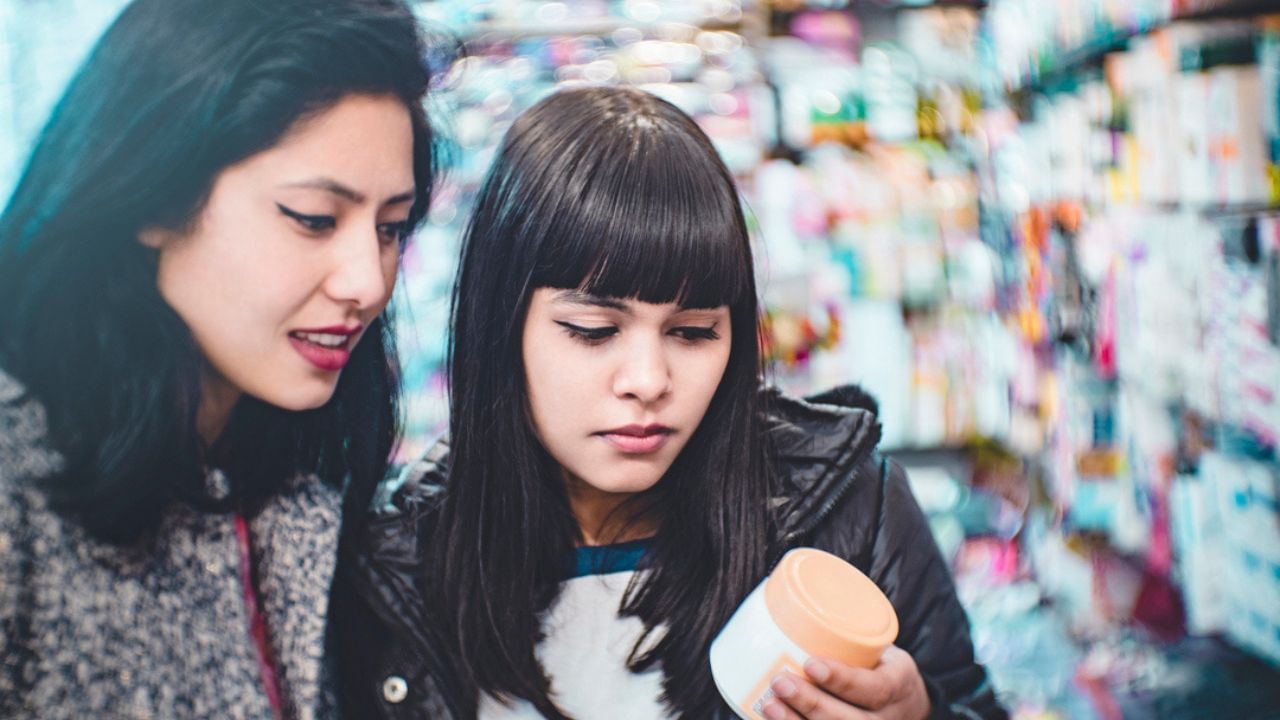 હોલસેલમાં કોસ્મેટિક્સ ખરીદવા માટે કેટલીક જાણીતી અને વિશ્વસનીય જગ્યાઓ છે કે, જ્યાંથી તમે હોલસેલ ભાવે માલ ખરીદી શકો છો. દિલ્હીમાં સદર બજાર, મુંબઈમાં ગુરુકૃપા માર્કેટ, અમદાવાદમાં કાલુપુર બજાર અને સુરતમાં એન આર બ્યૂટી વર્લ્ડ કોસ્મેટિક પ્રોડક્ટ માટે ખૂબ જ લોકપ્રિય છે. અહીંથી તમને મેકઅપ, સ્કિન કેર અને હેર કેરના પ્રોડક્ટ્સ બહુ સસ્તા દરે મળી શકે છે. 