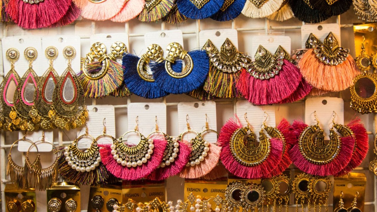 આ બિઝનેસમાં તમારે આધાર કાર્ડ, પાન કાર્ડ, સ્થાનિક મ્યુનિસિપલ લાઈસન્સ અને GST નંબર મેળવવો પડે છે. બિઝનેસ માટે કેટલાંક સાધનો પણ જરૂરી છે જેમ કે સ્ટોરેજ બોક્સ, પેકેજિંગ મટિરિયલ, લાઈટિંગ, ડિસ્પ્લે માટેના સાધનો તેમજ ફોટા માટે મોબાઈલ કે કેમેરા પ્રોડક્ટની જરૂર પડી શકે છે. આ સાથે બિલિંગ માટે નોટબુક કે કમ્પ્યુટરની પણ જરૂર પડશે. 