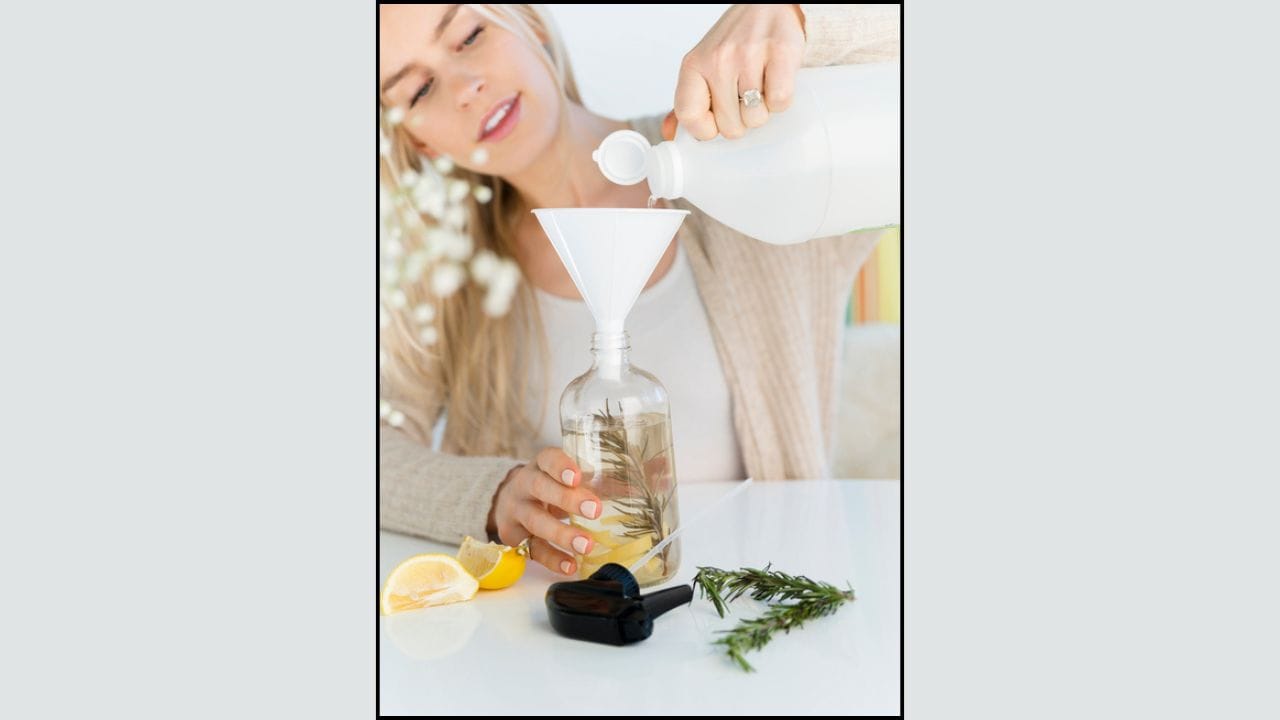 સાબૂ અને ડિટર્જન્ટ બનાવવાનું શીખવા માટે તમે YouTube પર સ્ટેપ-બાય-સ્ટેપ વીડિયો જોઈ શકો છો. આ સાથે Udemy, Skillshare જેવી સાઇટ્સ પરથી કોર્સ પણ કરી શકો છો. બીજું કે ઘણી બધી પ્રાઇવેટ સંસ્થાઓ, MSME દ્વારા માન્યતાપ્રાપ્ત ટ્રેનિંગ સેન્ટર્સ અને અમુક સરકાર માન્ય એનજીઓ આ વ્યવસાયને લગતા કાર્યક્રમો ચલાવે છે.