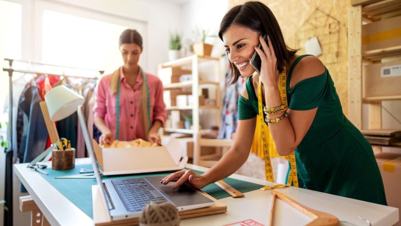 આ વ્યવસાય માટે આધારકાર્ડ, પાનકાર્ડ, રેશનકાર્ડ કે લાઈટબિલ જેવી ઓળખ અને સરનામા જેવા પુરાવા જરૂરી છે. જો તમે શહેરી વિસ્તારમાં શોપ ખોલી રહ્યા છો તો શોપનું લાઈસન્સ પણ લેવું પડે. તમે ઇચ્છો તો લઘુ ઉદ્યોગ તરીકે Udyam Registration પણ કરાવી શકો છો.