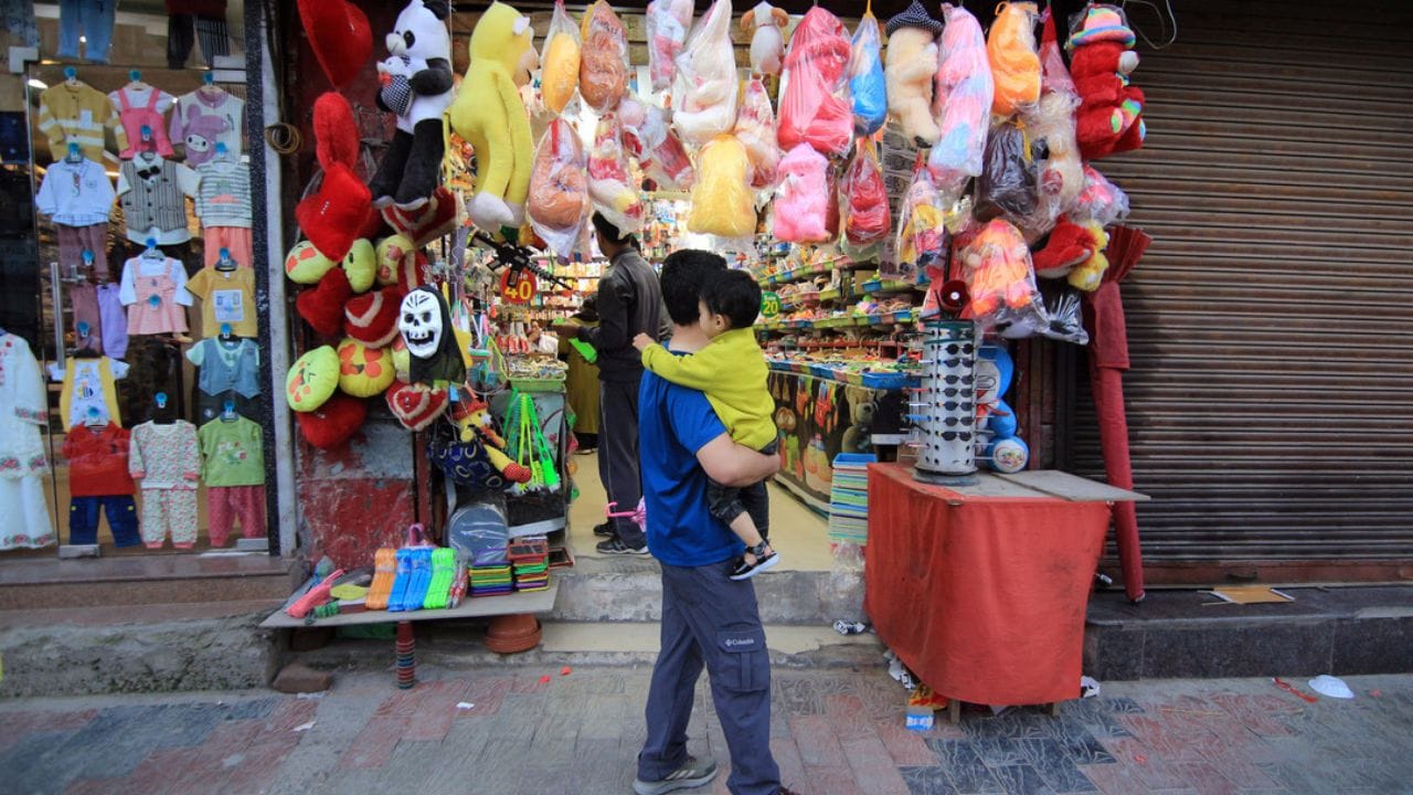 ટોય શોપ શરૂ કરવા માટે પ્રારંભિક રોકાણ લગભગ ₹30,000થી ₹50,000 જેટલું હોય છે. જો દુકાન ભાડે લઈ રહ્યા છો તો તેનું ભાડું મહિને અંદાજિત ₹10,000 કે ₹15,000 જેટલું હોઈ શકે છે. 