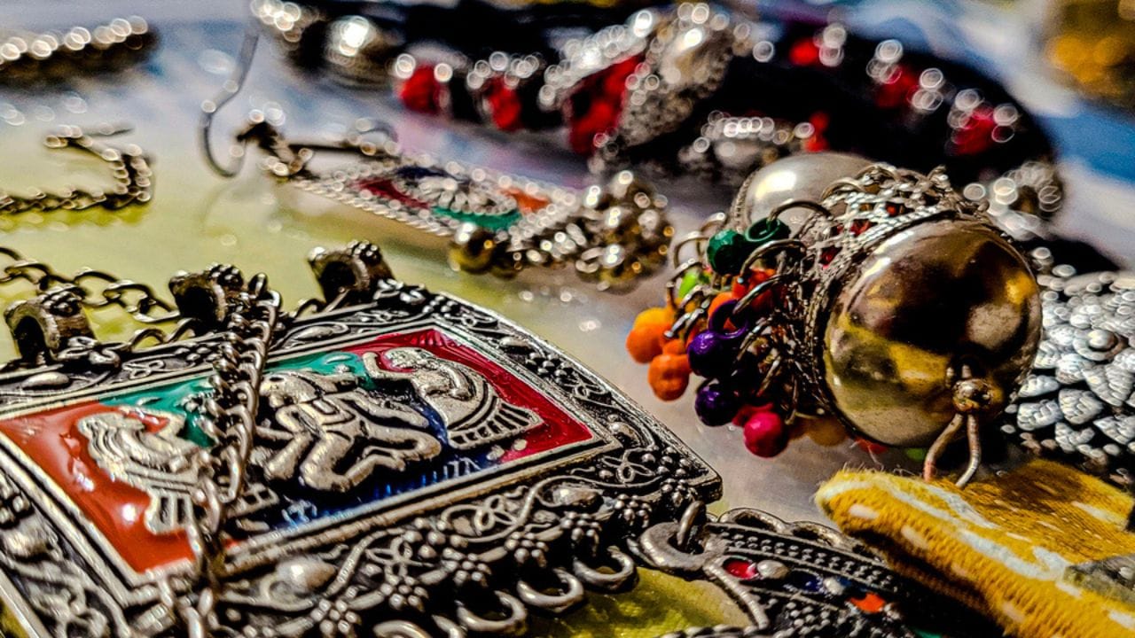 નાના લેવલ પર તમે રોજના રૂ. 500 થી 1500 સુધી કમાઈ શકો છો, જ્યારે માસિક આવક રૂ. 15,000 થી શરૂ કરીને રૂ. 45,000 કે તેથી વધુ સુધી પહોંચી શકે છે. લગ્ન સિઝનમાં કે ઓનલાઈન વેચાણ શરૂ કર્યા પછી આ આવકમાં વધારો થઈ શકે છે. 