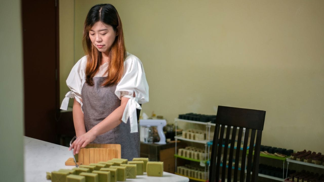 આ વ્યવસાયમાં નફો ઘણો સારો મળે છે. આ બિઝનેસમાં નફાનો દર 30% થી 60% સુધીનો હોય છે. રોજે રોજની આવકની વાત કરીએ તો તમે આશરે ₹500 થી ₹1500 સુધીની કમાણી કરી શકો છો. મહિને જોવા જઈએ તો, તમે ₹15,000 થી ₹50,000 જેટલું કમાઈ શકો છો.