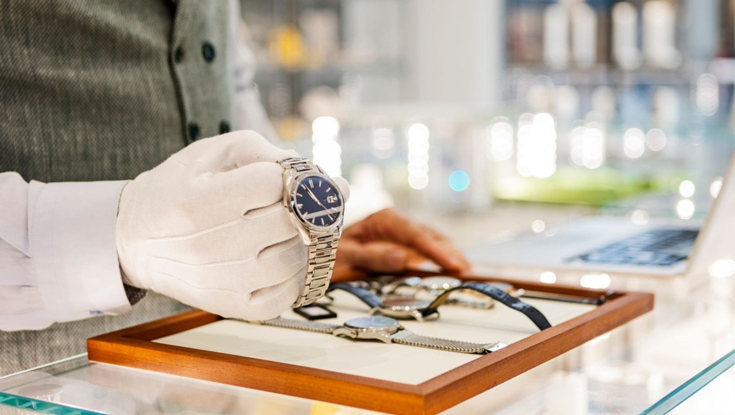 આ બિઝનેસ માટે આધાર કાર્ડ, પાન કાર્ડ, દુકાનના ભાડાના કોન્ટ્રાક્ટ અથવા માલિકી દસ્તાવેજ તેમજ સ્થાનિક મ્યુનિસિપલ લાઈસન્સ જેવા દસ્તાવેજોની જરૂર પડે છે. જો તમારું વાર્ષિક વેચાણ ₹20 લાખથી વધુ થાય તો GST રજીસ્ટ્રેશન ફરજિયાત બને છે.