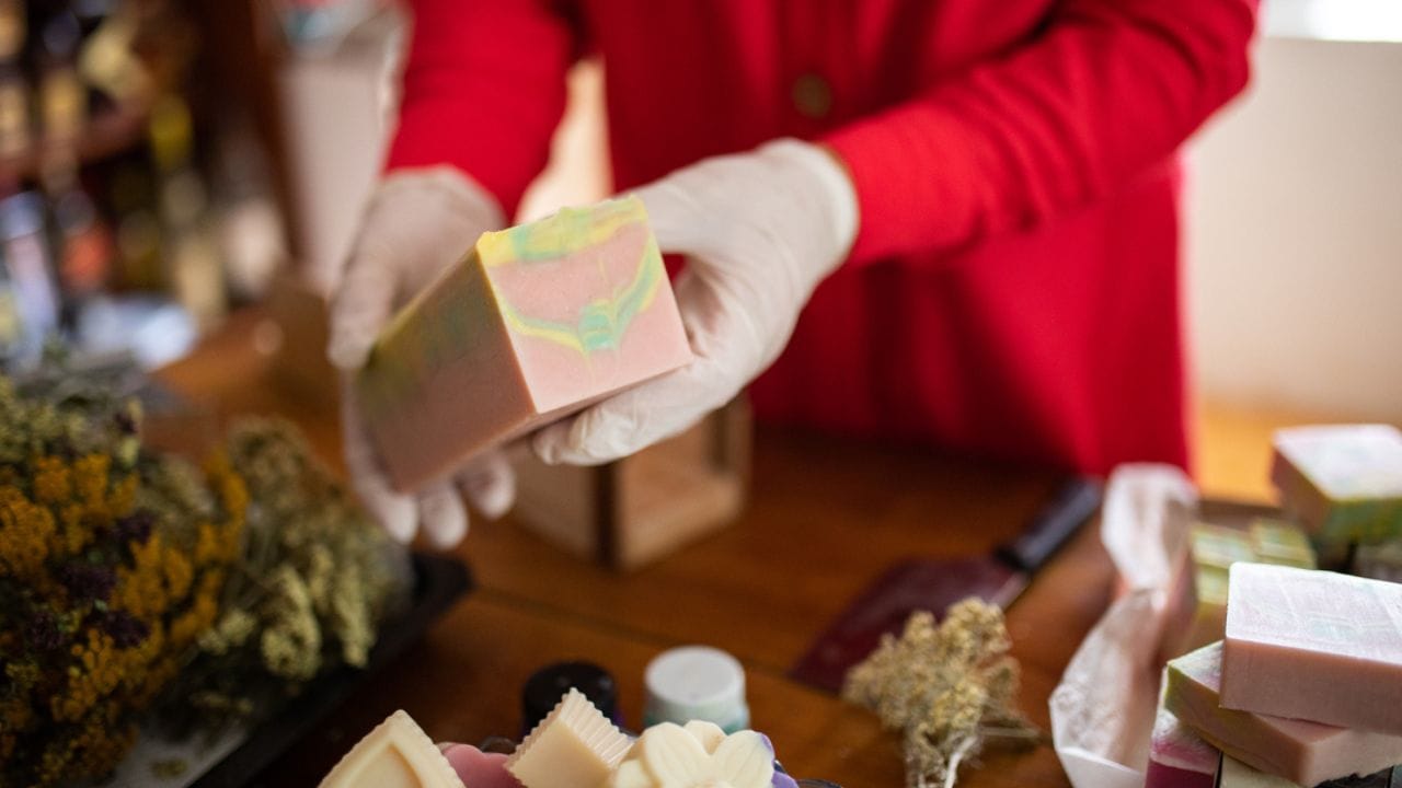 હવે વાત કરીએ માર્કેટિંગની તો તમે લોકલ દુકાનો, સ્કૂલની આસપાસની જનરલ સ્ટોર્સ અને કિરાણાની દુકાનોનો સંપર્ક કરો. આ સાથે સોશિયલ મીડિયા પ્લેટફોર્મ જેમ કે Instagram, Facebook, WhatsApp પર બ્રાન્ડ પેજ બનાવીને તમારા પ્રોડક્ટનું પ્રમોશન કરો. 