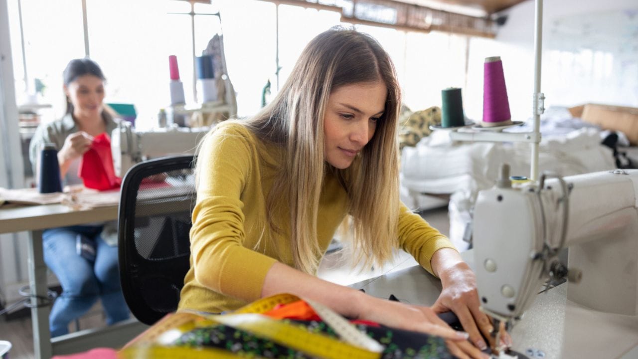 આ વ્યવસાય શરૂ કરવા માટે અંદાજે ₹15,000 થી ₹30,000 જેટલો ખર્ચ આવે છે. આમાં સિલાઈ મશીન, કાપડ માટેના સાધનો, લાઇટિંગ અને બેઝિક મટિરિયલ જેવી વસ્તુઓની જરૂર પડે છે. આ સિવાય ઓવરલોક મશીન, કાતર, માપ લેવા માટેનું ટેપ, પીન, બટન, ઝીપ વગેરે જેવી નાની-મોટી વસ્તુઓનો પણ સમાવેશ થાય છે. 