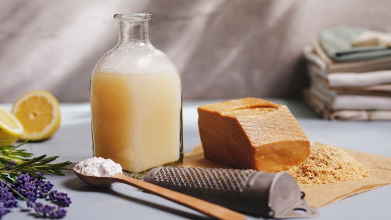 સાબુ બનાવવા માટે તેને લગતું તેલ, સોડિયમ હાઈડ્રોકસાઈડ, રંગ અને સુગંધિત એસેન્સ જેવી સામગ્રી, ડિટર્જન્ટ માટે સોડિયમ કાર્બોનેટ, એસએલએસ, ફોસ્ફેટ વગેરે ઘટકોનો ઉપયોગ થાય છે.