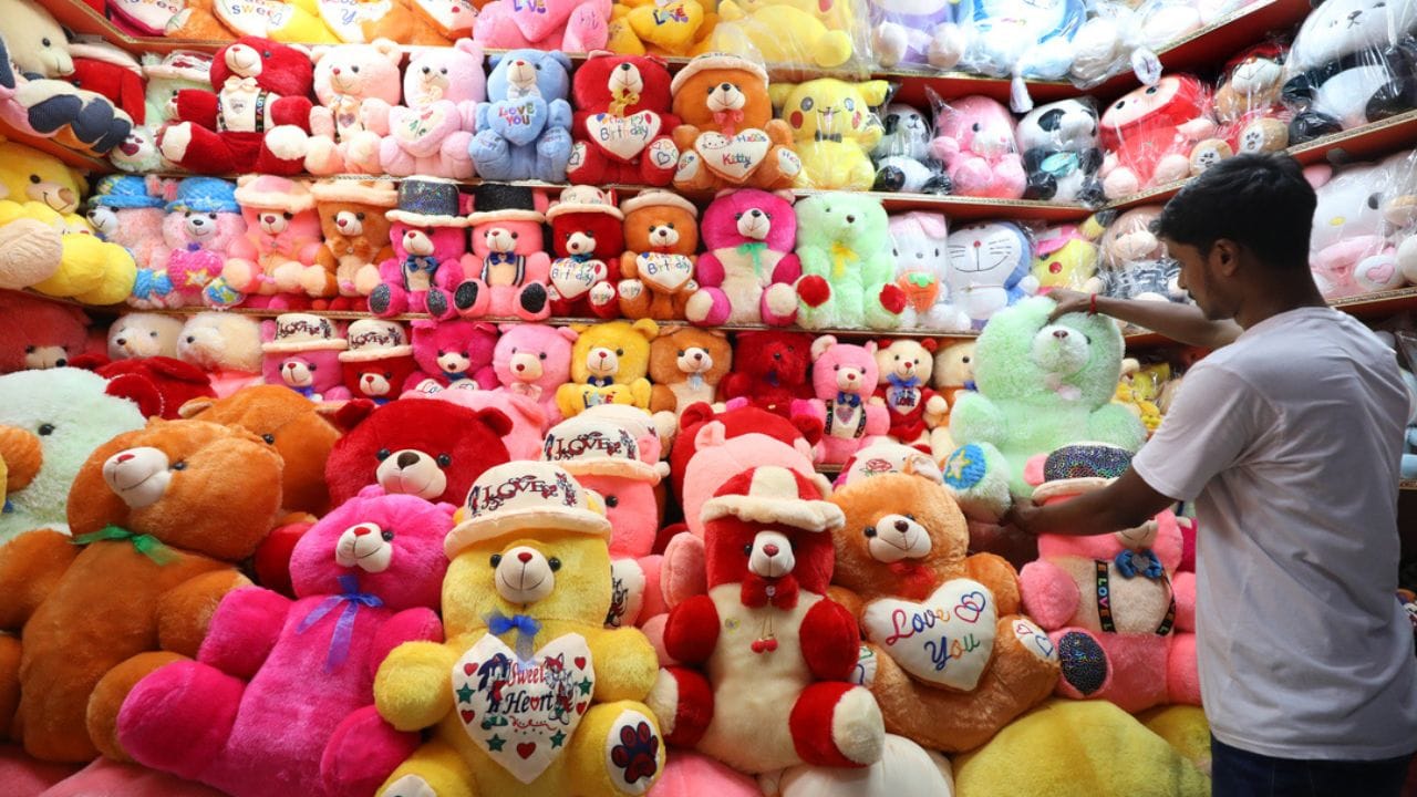 સૌપ્રથમ તો આ બિઝનેસનો સ્ટોક ખરીદવા માટે તમારે ઓછામાં ઓછું ₹20,000 જેટલું રોકાણ કરવું પડશે. આ ઉપરાંત શેલ્ફ, ડિસ્પ્લે સ્ટેન્ડ અને બિલિંગ કાઉન્ટર જેવી પ્રાથમિક વ્યવસ્થાઓ માટે પણ ₹5,000થી ₹10,000નો ખર્ચ આવી શકે છે. 