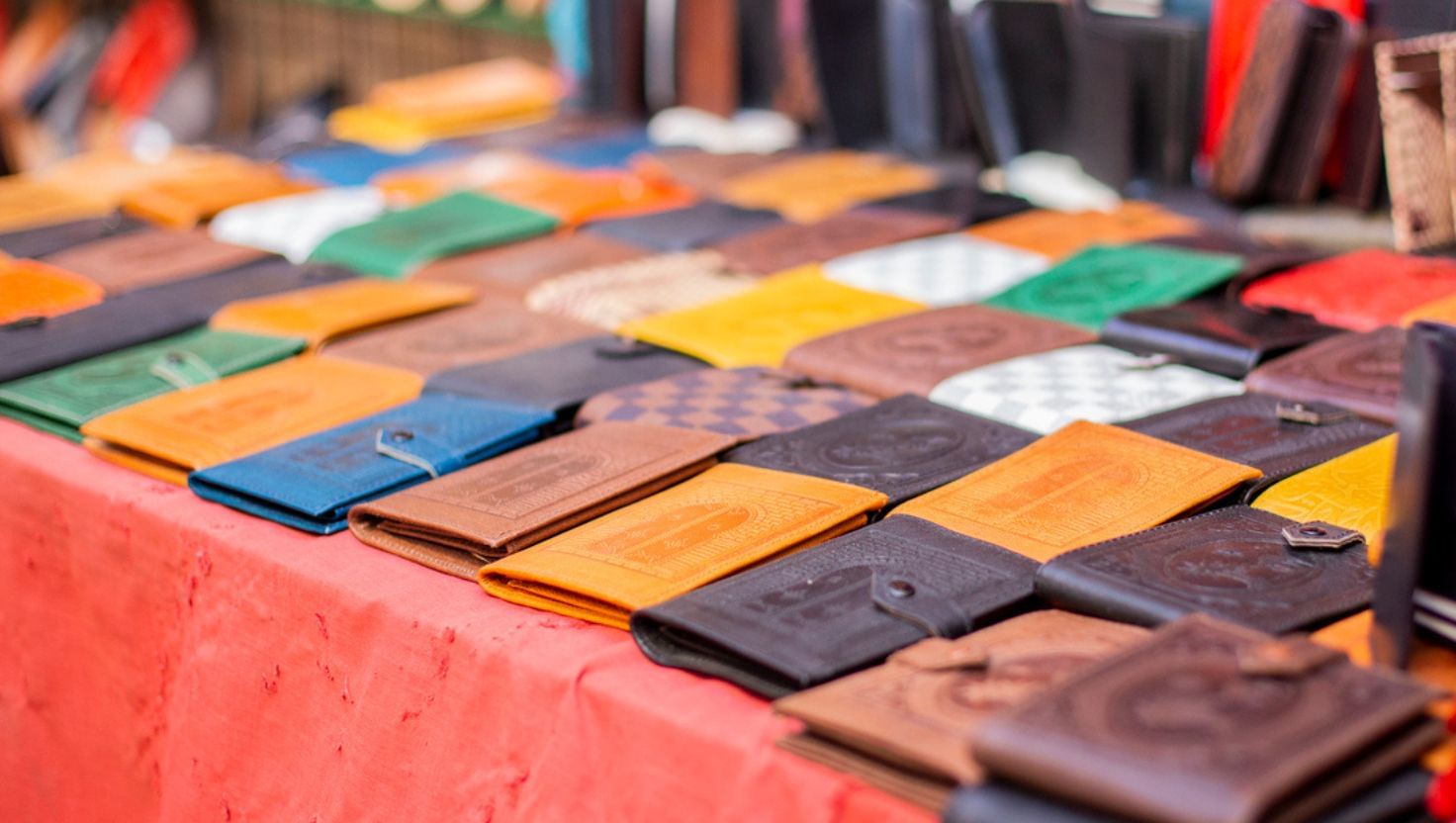 ઘડિયાળ અને વોલેટની શોપ માટે શરુઆતમાં ₹40,000 થી ₹80,000 જેટલું રોકાણ કરવું પડે છે. આમાં સ્ટોક, ડિસપ્લે શેલ્ફ, લાઇટિંગ અને પેકેજિંગ જેવી જરૂરી વસ્તુઓની જરૂર પડે છે.  ઘડિયાળનો સ્ટોક આશરે ₹20,000 થી ₹30,000 સુધી, વોલેટનો સ્ટોક ₹15,000 થી ₹25,000 સુધીમાં મેળવી શકાય છે. 